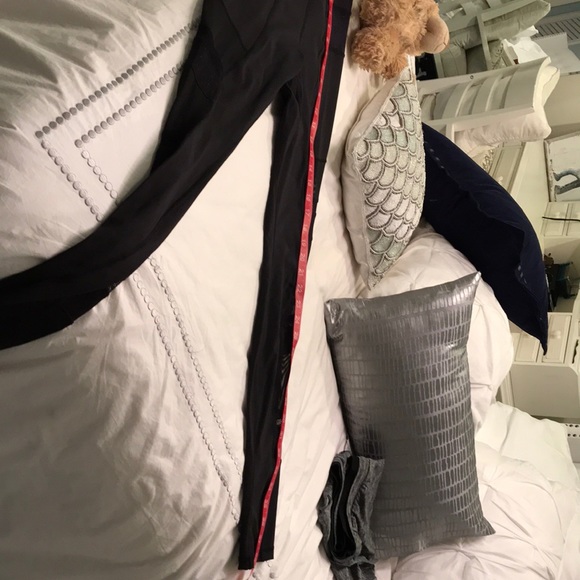 Lululemon exercise pants with mesh inserts - Picture 5 of 7